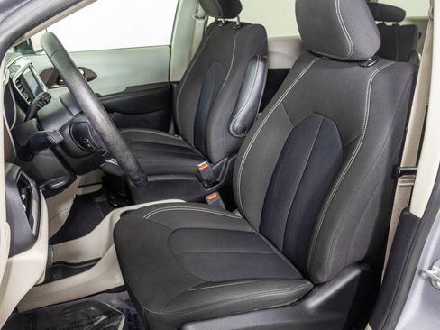 Used 2020 Chrysler Voyager LX image 19
