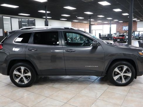 Used 2019 Jeep Cherokee Limited AWD/4WD image 6