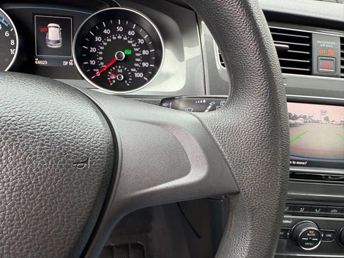 Used 2016 Volkswagen e-Golf SE image 26