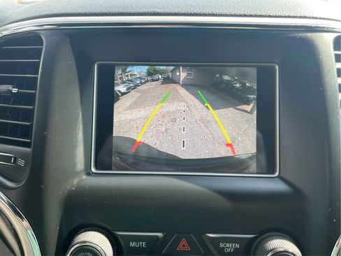 Used 2018 Jeep Grand Cherokee Laredo RWD image 30