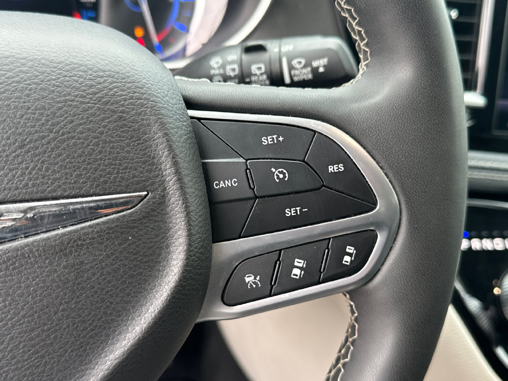 Used 2024 Chrysler Pacifica Limited FWD image 26