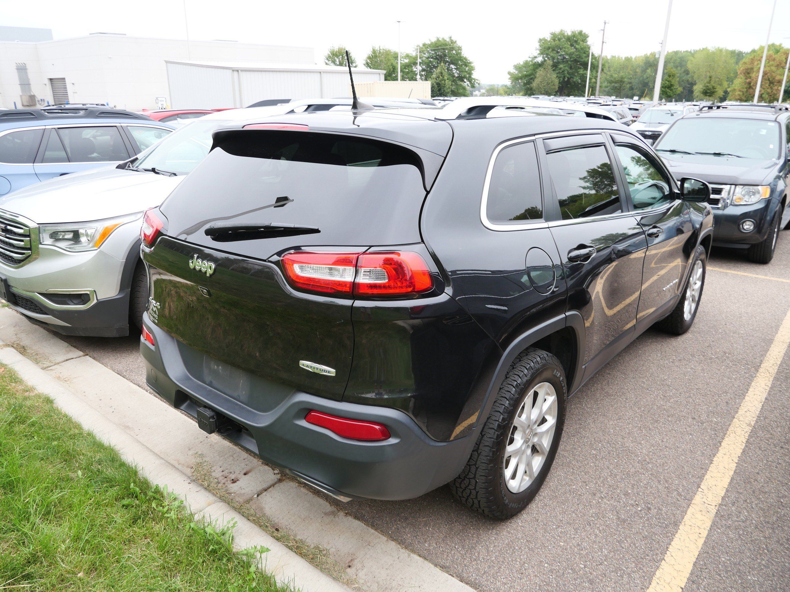 Used 2016 Jeep Cherokee Latitude w/ Cold Weather Group AWD/4WD image 4