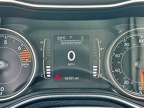 Used 2019 Jeep Cherokee Latitude w/ Cold Weather Group image 12