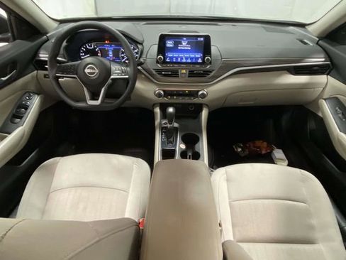 Used 2025 Nissan Altima 2.5 SV image 9