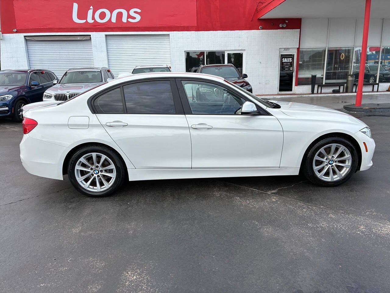Used 2018 BMW 320i Sedan RWD image 3