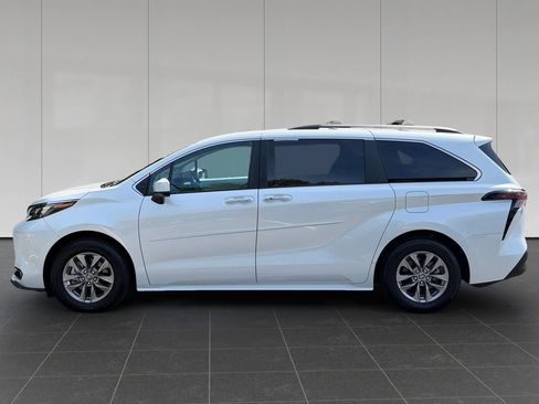 Used 2025 Toyota Sienna XLE w/ XLE Plus Package AWD/4WD image 2