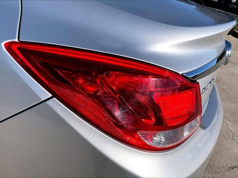 Used 2011 Buick Regal CXL image 28