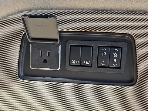 Used 2021 Cadillac Escalade Premium Luxury w/ Driver Assist Tech Package image 15