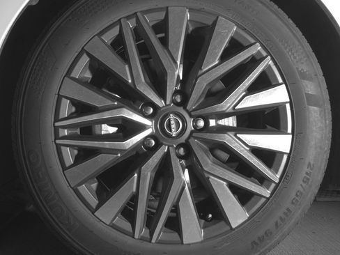 Used 2025 Nissan Altima 2.5 SV FWD image 12