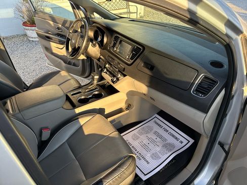Used 2020 Kia Sedona EX image 22