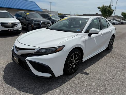 Used 2021 Toyota Camry SE FWD image 3