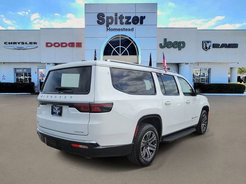 Used 2024 Jeep Wagoneer L Series II w/ Flexible Seating Group AWD/4WD image 2