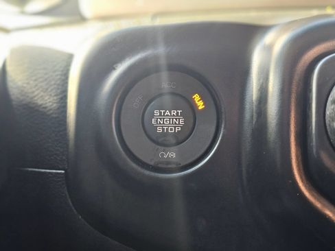 Used 2023 Jeep Gladiator Sport AWD/4WD image 19