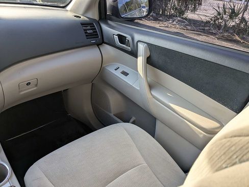 Used 2013 Toyota Highlander Plus FWD image 19