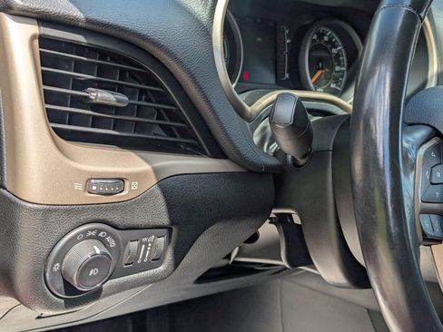 Used 2015 Jeep Cherokee Latitude w/ Cold Weather Group AWD/4WD image 35