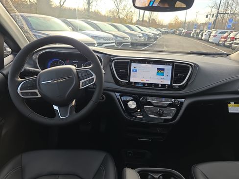 New 2026 Chrysler Pacifica Select image 17