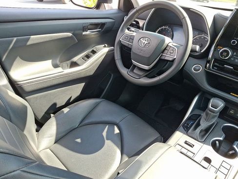 Used 2024 Toyota Highlander XLE AWD/4WD image 14