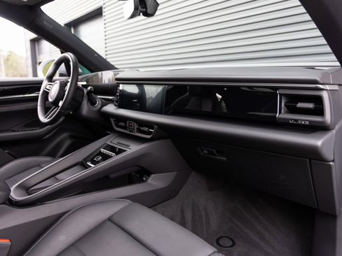 Used 2025 Porsche Macan Electric image 34