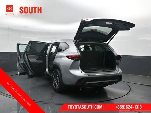 Used 2022 Toyota Highlander XLE AWD/4WD image 59