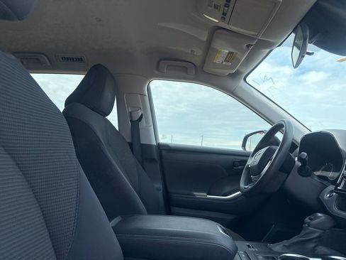 Used 2022 Toyota Highlander L FWD image 23