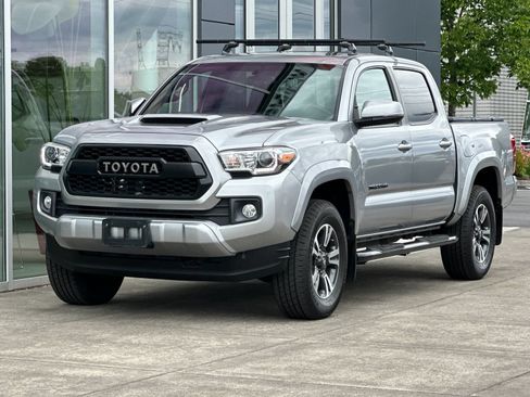 Used 2017 Toyota Tacoma TRD Sport w/ Premium & Technology Package AWD/4WD image 7