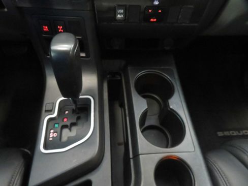 Used 2019 Toyota Sequoia SR5 AWD/4WD image 46