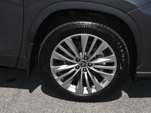 Used 2024 Toyota Highlander Platinum FWD image 24