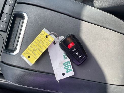 Used 2021 Toyota Highlander XLE FWD image 28