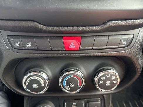 Used 2017 Jeep Renegade Latitude w/ Cold Weather Group AWD/4WD image 14