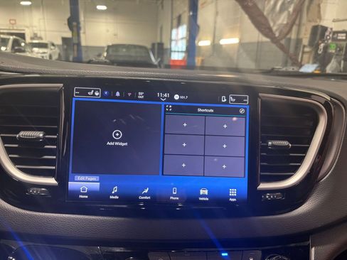 Used 2025 Chrysler Pacifica Select image 21