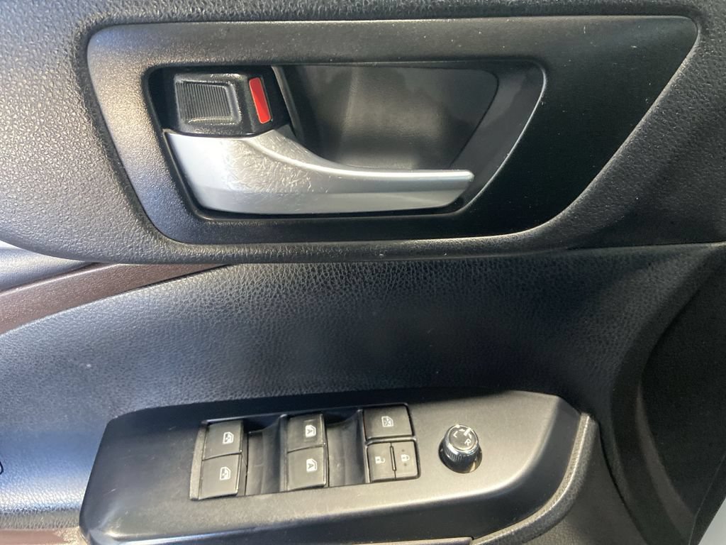 Used 2019 Toyota Highlander XLE AWD/4WD image 24
