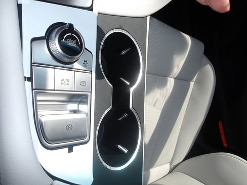 Used 2025 Genesis G70 2.5T image 22