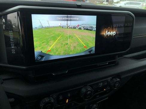 Used 2025 Jeep Gladiator Sport image 28