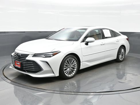 Used 2019 Toyota Avalon Limited image 2