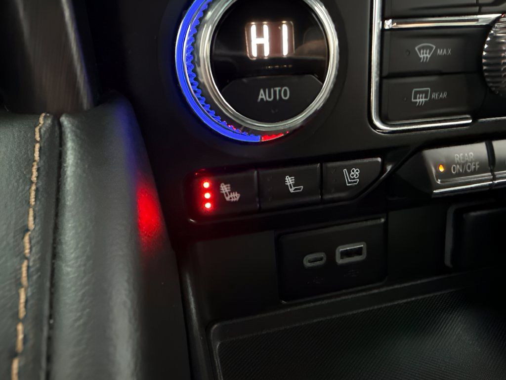 Used 2024 GMC Yukon AT4 w/ Technology Package AWD/4WD image 21
