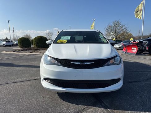 Used 2023 Chrysler Voyager LX image 2