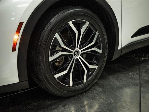 Used 2024 Toyota Crown AWD/4WD image 3