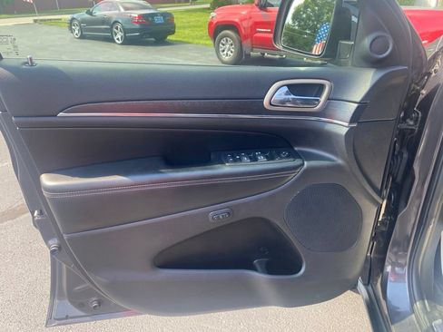 Used 2017 Jeep Grand Cherokee Limited w/ Luxury Group II AWD/4WD image 9