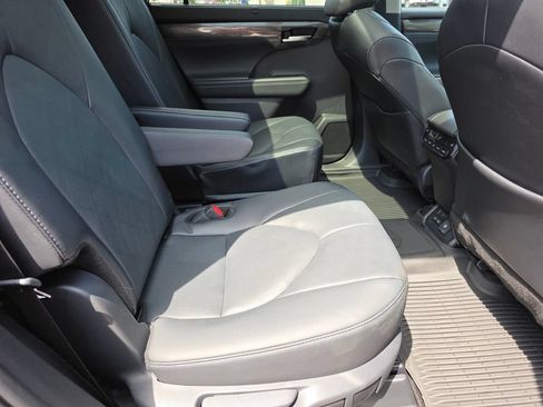 Used 2026 Toyota Highlander Platinum AWD/4WD image 17