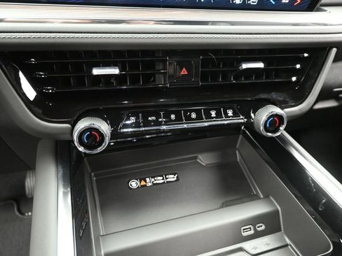 New 2025 Chevrolet Suburban Premier image 22