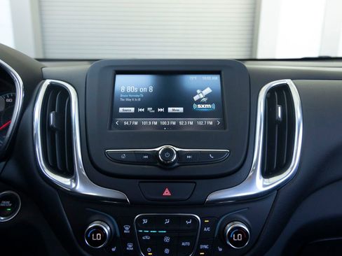 Used 2018 Chevrolet Equinox LT FWD image 16