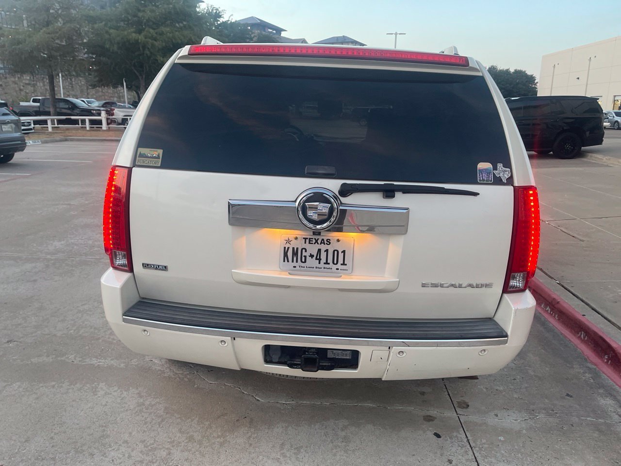 Used 2009 Cadillac Escalade AWD image 3