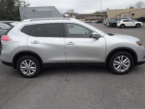 Used 2016 Nissan Rogue SV image 4