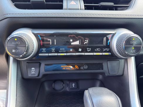 Used 2021 Toyota RAV4 LE AWD/4WD image 15