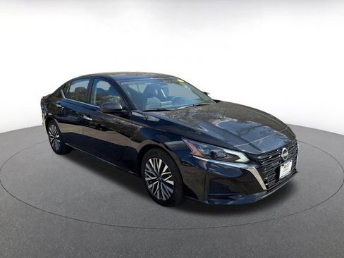 Used 2025 Nissan Altima 2.5 SV image 1