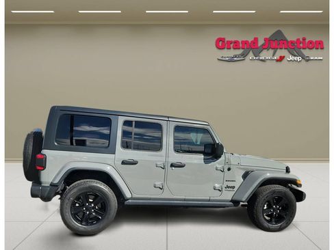 Used 2021 Jeep Wrangler Unlimited Sahara w/ Safety Group AWD/4WD image 2