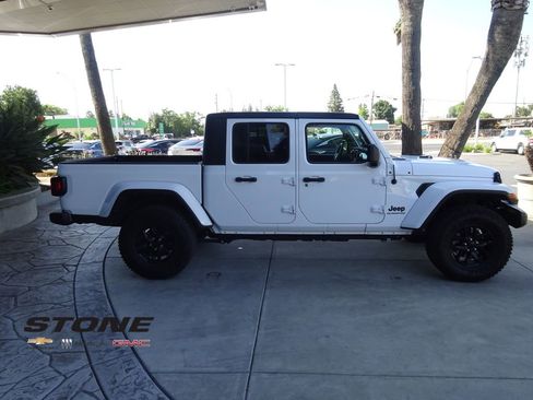 Used 2022 Jeep Gladiator Sport AWD/4WD image 10