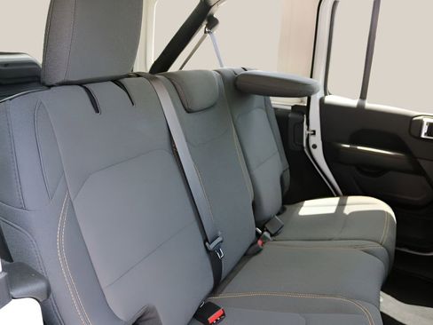 Used 2025 Jeep Wrangler Unlimited Sahara AWD/4WD image 17