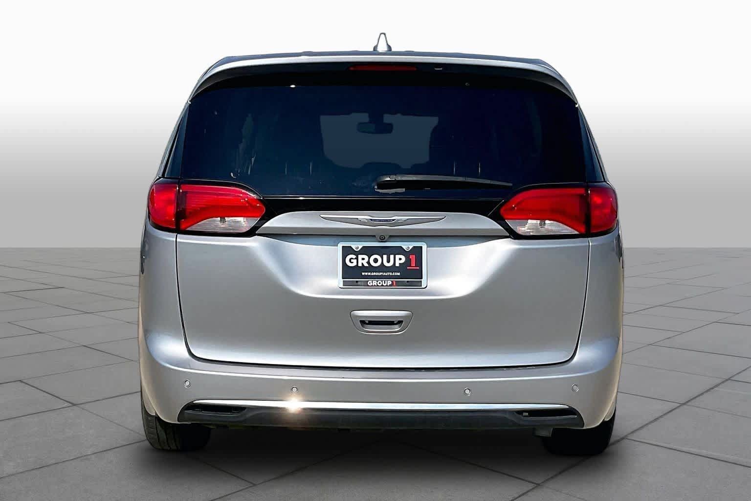 Used 2019 Chrysler Pacifica Touring Plus w/ Tire & Wheel Group FWD image 5