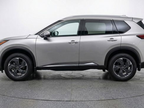 Used 2025 Nissan Rogue SV image 5